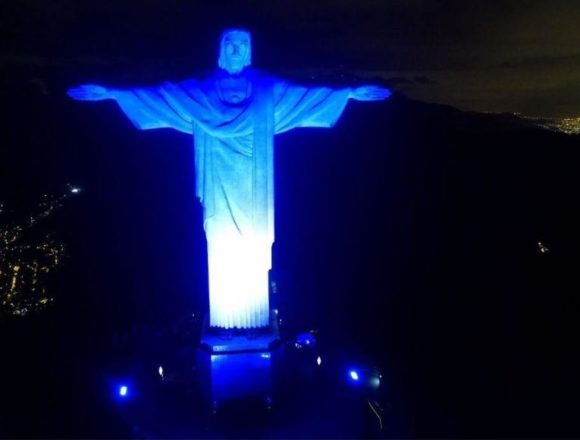 У Бразилії підсвітили синім і білим статую Христа Спасителя на честь 70-річчя Ізраїлю У Бразилії підсвітили синім і білим статую Христа Спасителя на честь 70-річчя Ізраїлю