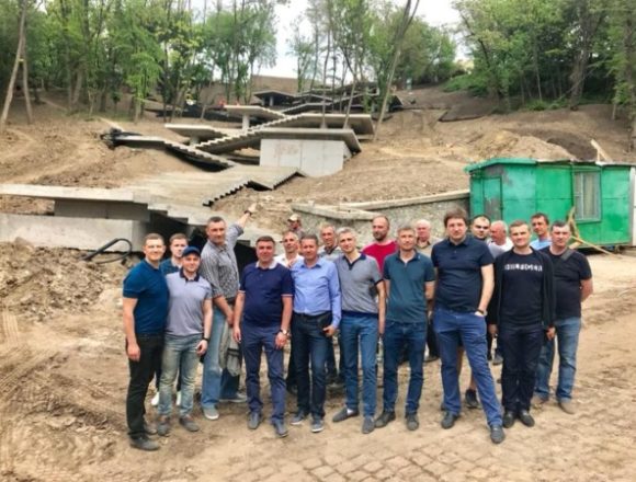 Оновлену Володимирську гірку у Києві відкриють наприкінці травня (фото) Оновлену Володимирську гірку у Києві відкриють наприкінці травня (фото)