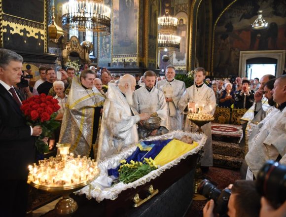 Патріарх Філарет звершив чин похорону Героя України Левка Лук’яненка (фото) Патріарх Філарет звершив чин похорону Героя України Левка Лук’яненка (фото)