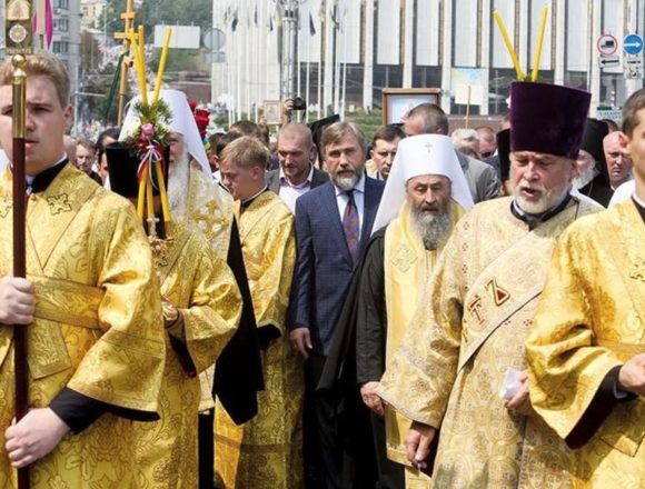 Новинського і керівництво УПЦ МП охороняють співробітники ФСБ (фото) Новинського і керівництво УПЦ МП охороняють співробітники ФСБ (фото)