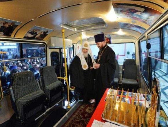 Патріарху Кирилу показали автобус-храм (фото) Патріарху Кирилу показали автобус-храм (фото)