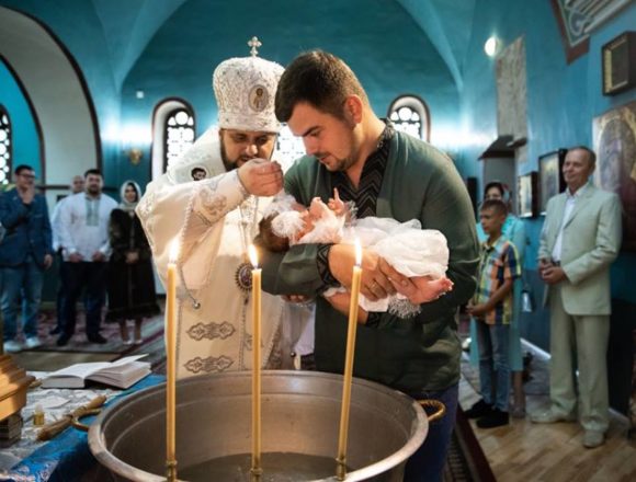 Онучку генпрокурора Юрія Луценка охрестили у Видубицькому монастирі УПЦ КП (фото) Онучку генпрокурора Юрія Луценка охрестили у Видубицькому монастирі УПЦ КП (фото)