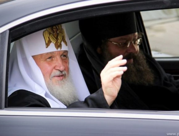“Ось куди гроші державні йдуть”. Як у Єйську зустріли кортеж Патріарха Кирила з поліцейськими сиренами (відео) “Ось куди гроші державні йдуть”. Як у Єйську зустріли кортеж Патріарха Кирила з поліцейськими сиренами (відео)