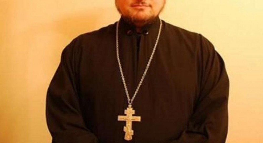 православные бандиты. священник бандит. священник с оружием. крутой священник. священник бандит.