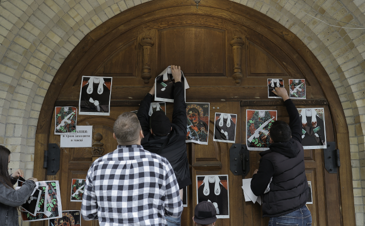 У Черкасах собор Московського Патріархату обклеїли портретами Кирила